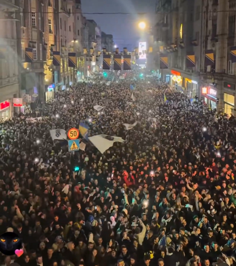 Imagini senzaționale din Sarajevo! VIDEO+FOTO: 100.000 de oameni au sărbătorit pe străzi calificarea la CM 2026, alături de jucători! O trupă rock a dat tonul de la Zenica