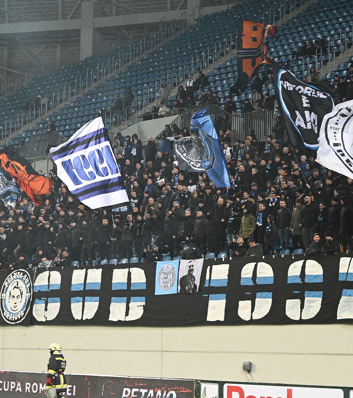 Mititelu, ținta numărul #1 FOTO. O comemorare a fost transformată în protest la adresa patronului FCU Craiova. Trivialități și bannere ofensatoare