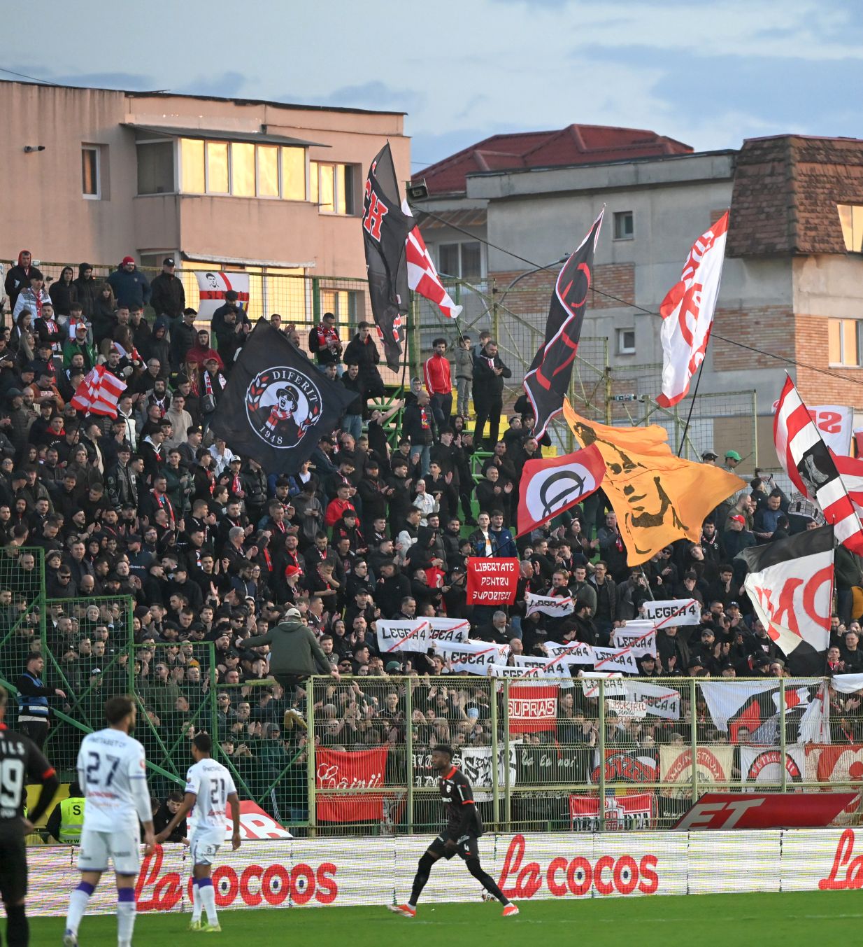 Ce le-au strigat fanii VIDEO Dinamoviștii au mers la galerie după meci și au fost întâmpinați cu o singură cerință