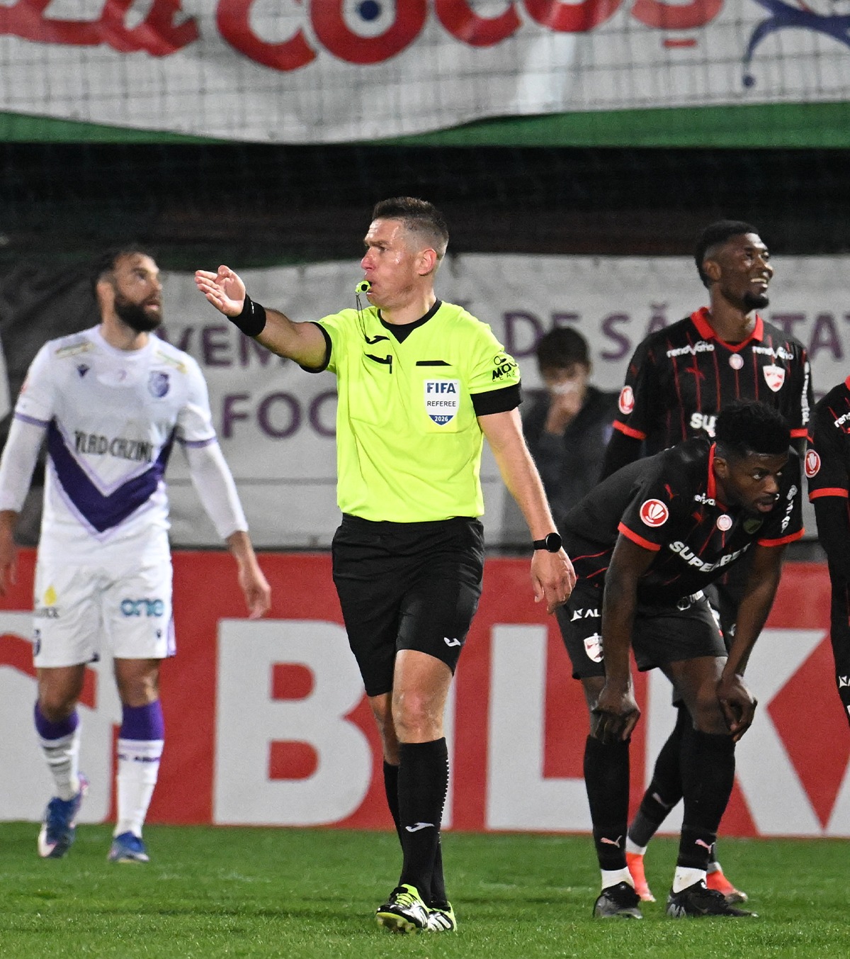 „N-aș fi dat niciodată penalty!” Reacție acidă după decizia din FC Argeș - Dinamo: „Asta ne îndepărtează de fotbalul mare”