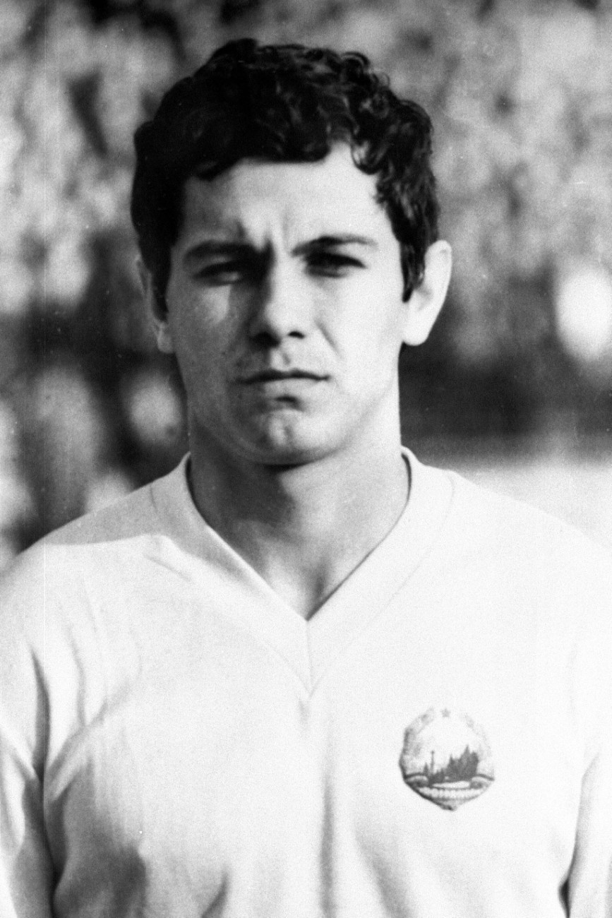 Mircea Lucescu în tinerețe, purtând tricoul național al României.