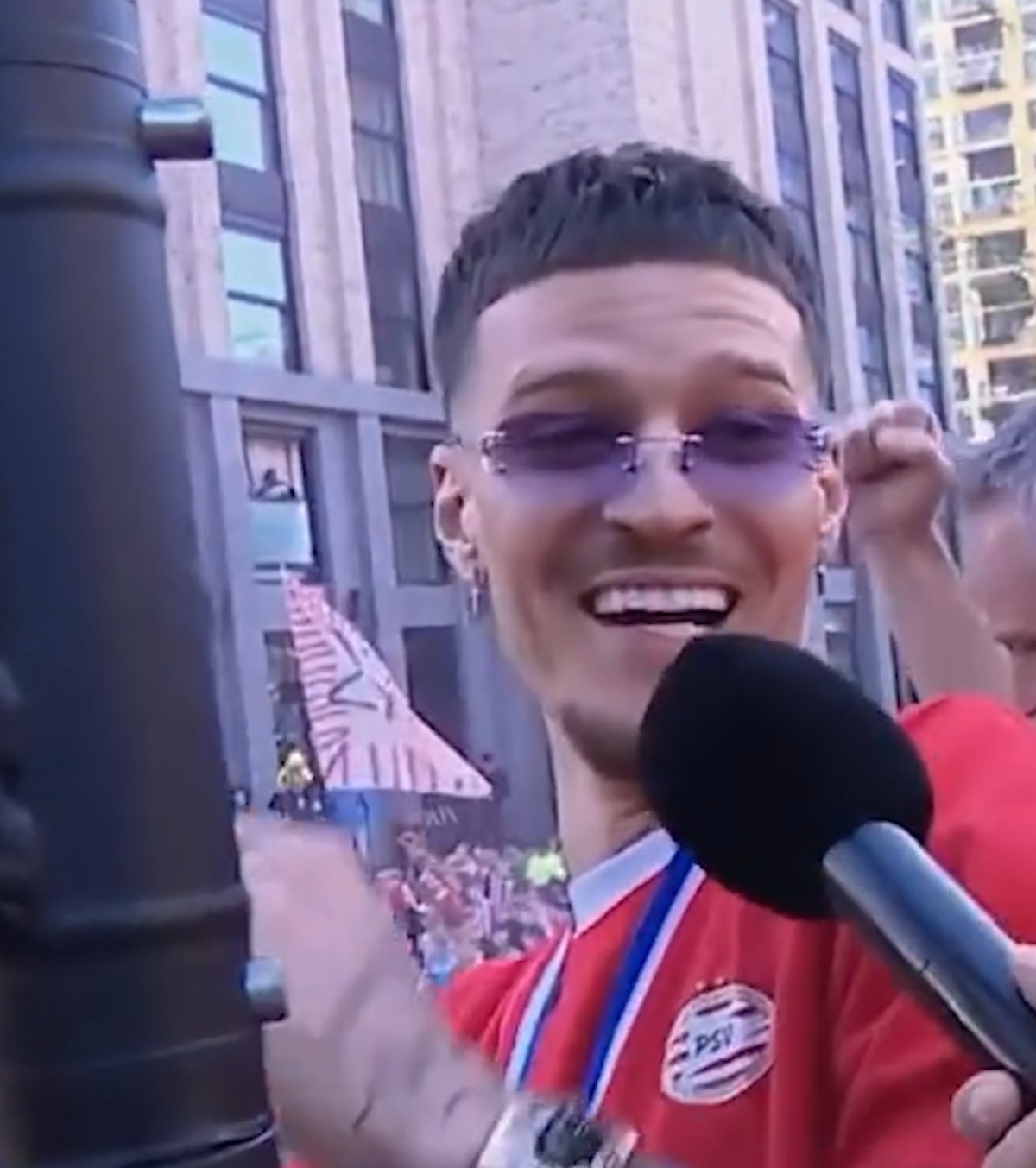 „N-am văzut așa ceva în viața mea!” VIDEO+FOTO. Toți jucătorii lui PSV în tricoul lui Dennis Man! Paradă cu zeci de mii de fani pe străzile din Eindhoven