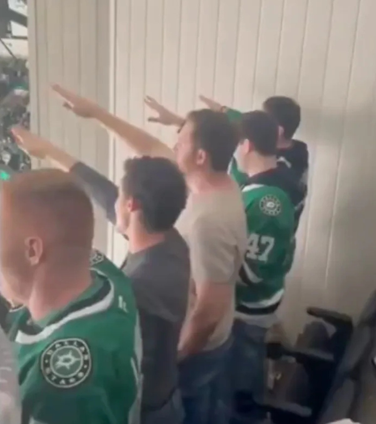 Au făcut salutul nazist la meci  Ce măsuri a luat clubul, după ce un spectator i-a filmat: „Le-am trimis clipul și numerele exacte ale locurilor”