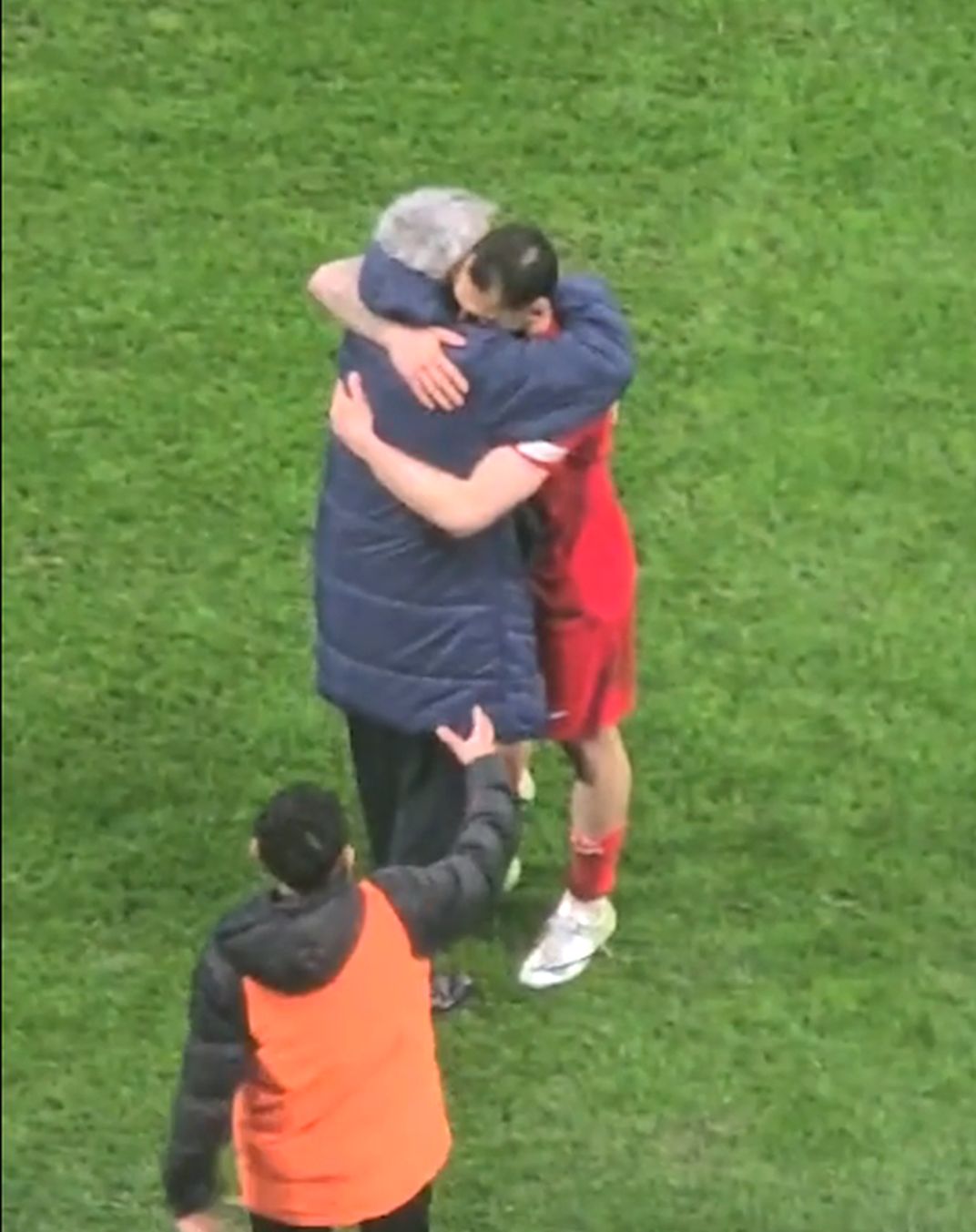 Căpitanul Turciei, omagiu pentru Lucescu Hakan Calhanoglu a postat îmbrățișarea de la Istanbul și câteva cuvinte profunde