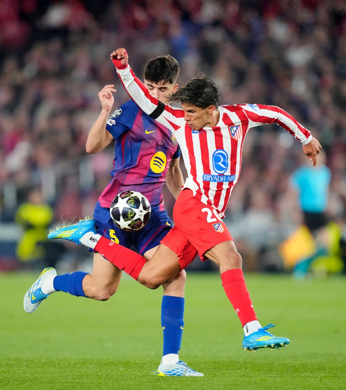 Ce eroare, Kovacs! Arbitrul a dat „galben” la fault de eliminare în Barcelona - Atletico. Salvat de VAR!