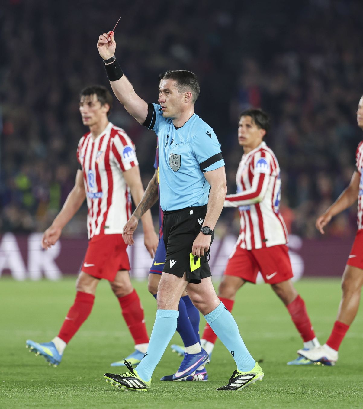 Istvan Kovacs, trimis în „judecată” Barcelona vrea să se plângă la UEFA de arbitrajul „centralului” român » Fazele care i-au înfuriat pe catalani