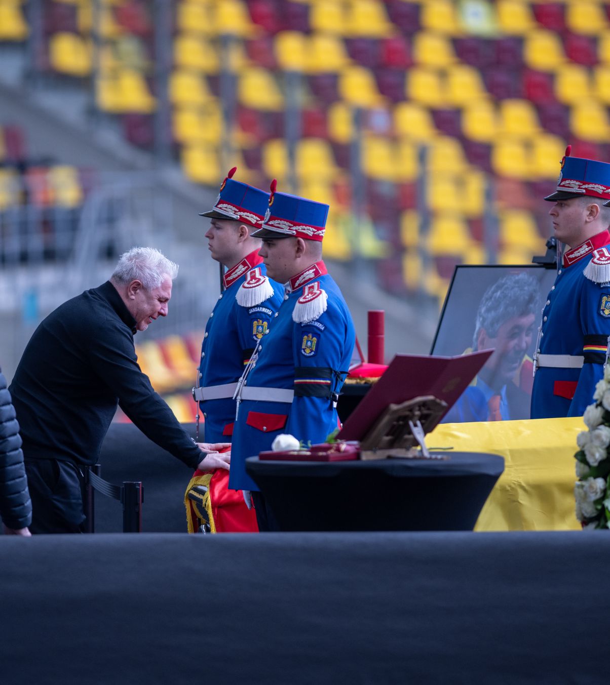 Șumudică, sfâșiat de durere FOTO+VIDEO. A plâns în hohote la căpătâiul lui Mircea Lucescu: „Mi-ai schimbat destinul” » Marele său regret