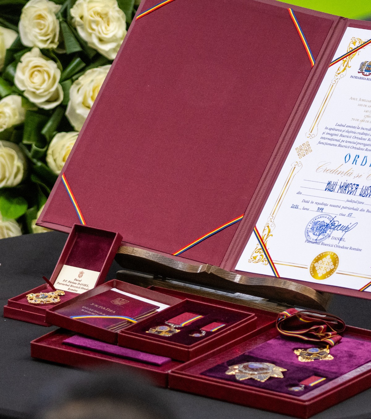 Distincțiile lui Mircea Lucescu  FOTO: Ce a adus Răzvan Lucescu la căpătâiul tatălui său