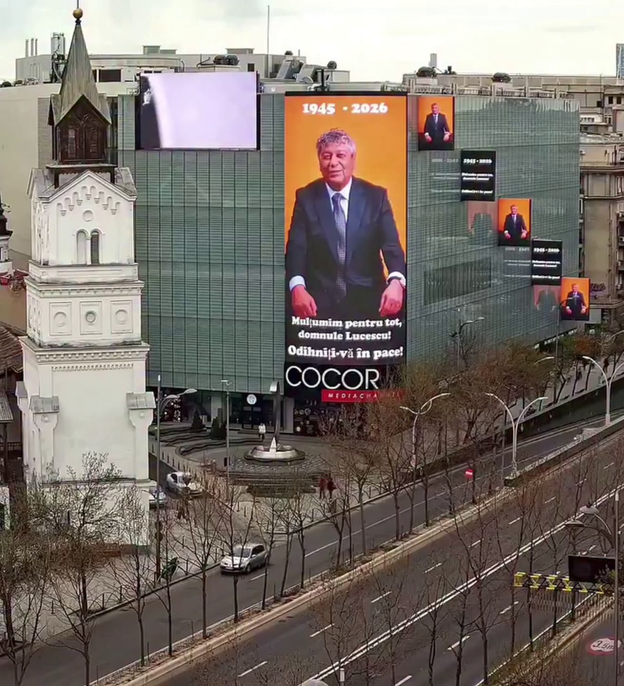 Omagiu pentru Lucescu în centrul Bucureștiului Imaginile apărute pe  ecranele magazinului Cocor: „De la kilometrul 0 spre toată lumea fotbalului”