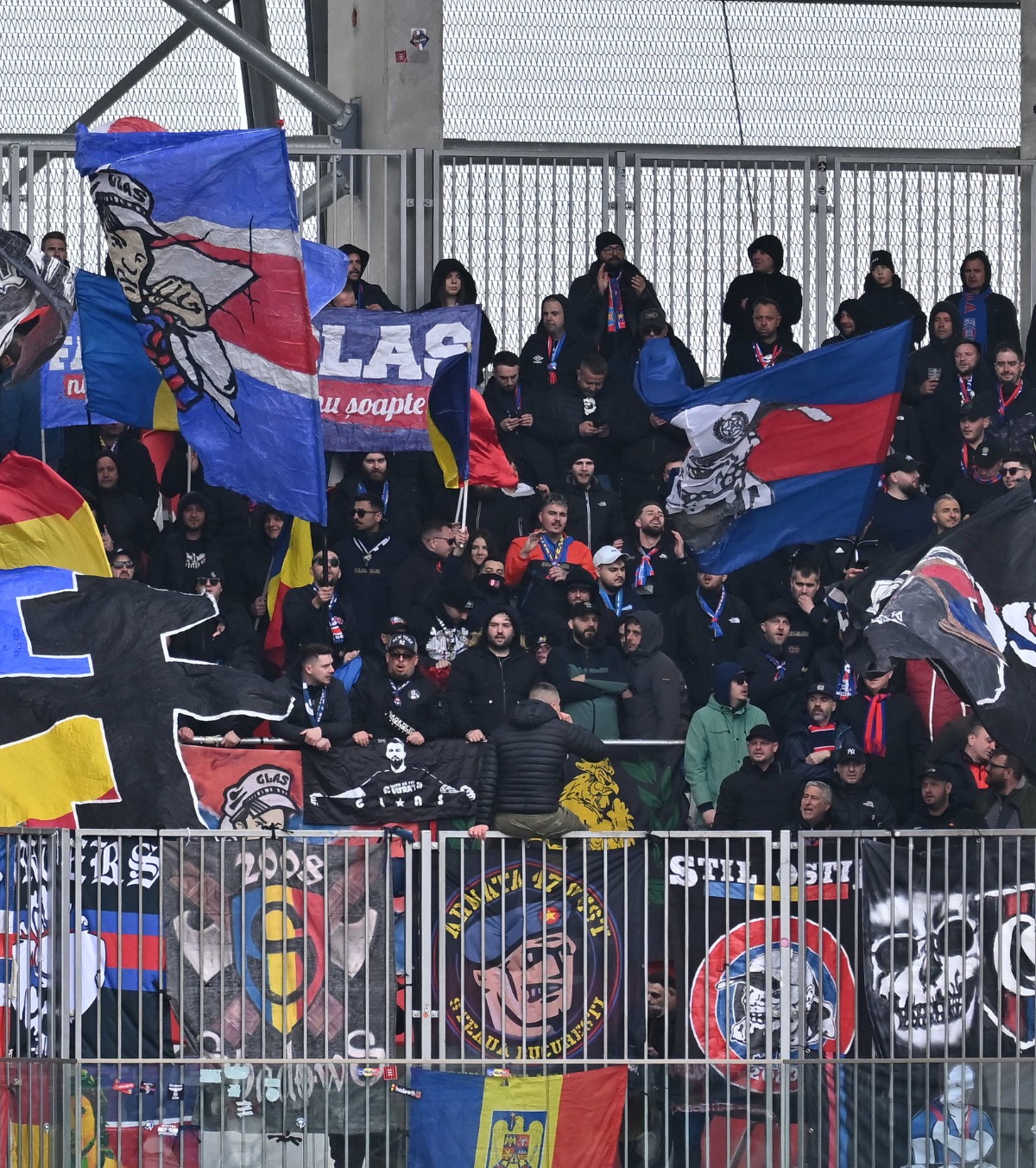 Sud Steaua, scandări abjecte Ultrașii celor de la CSA l-au implicat pe Mircea Lucescu în războiul lor cu FCSB