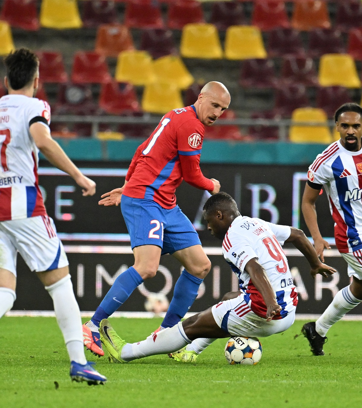 Becali intervine peste Rădoi  Patronul FCSB s-a săturat: „Nu are cum să fie pe teren!” » Contre cu Pintilii + cum a reacționat Mirel la conferință