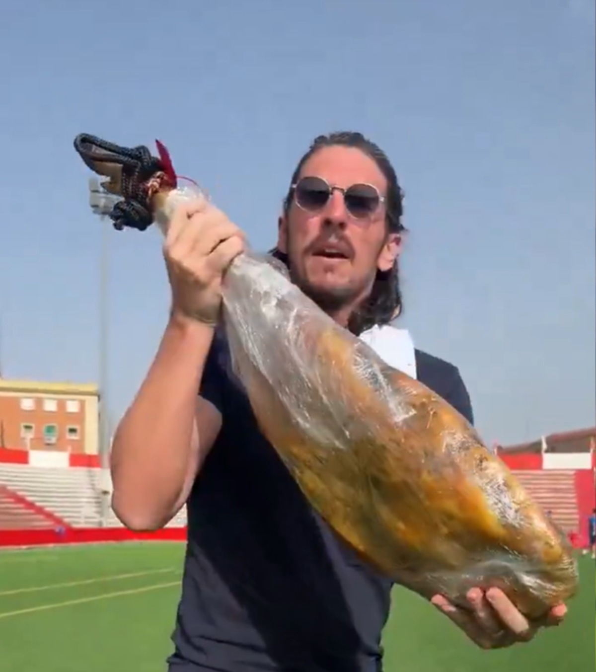 „Hai, mâncați jambon!” VIDEO. Fotbaliști musulmani, fugăriți de președintele clubului cu o bucată de carne de porc