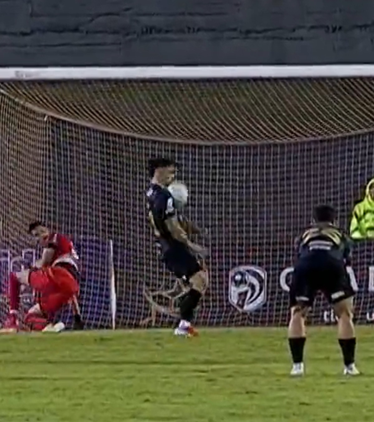 N-a știut ce l-a lovit! VIDEO. A înscris într-un mod norocos, dar dureros: „Nu mai puteam să deschid ochii”. Tocmai ratase un penalty