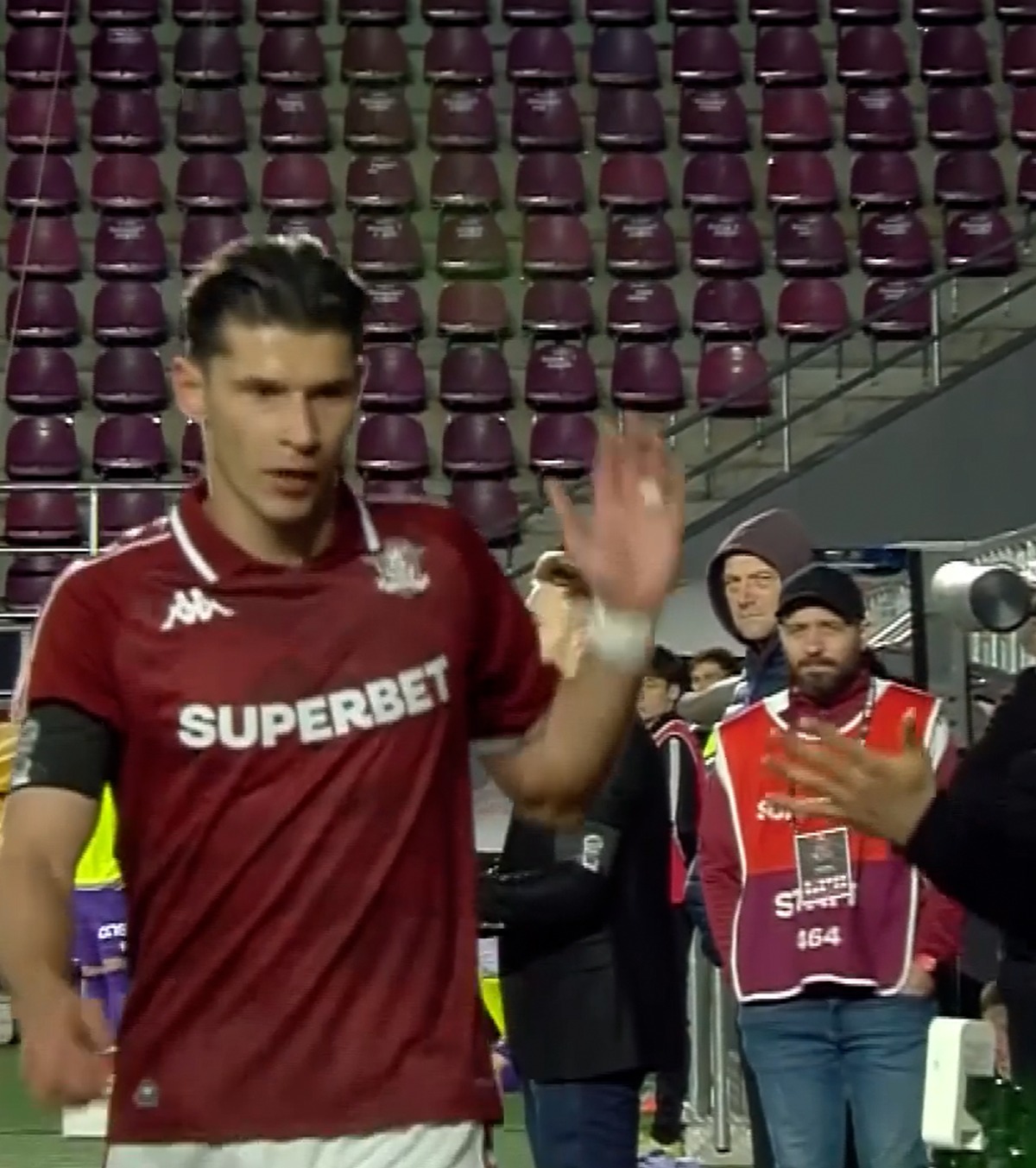 „Ce vină au colegii tăi?” FOTO. Gestul făcut de Dobre la schimbare » Cum se apără + „săgeți” către Gâlcă?