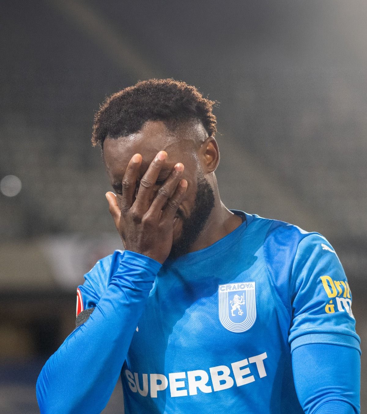 Ce a fost în capul lui Etim FOTO. Atacantul Craiovei, eliminat  în min. 20 cu U Cluj, după o intrare de neînțeles!