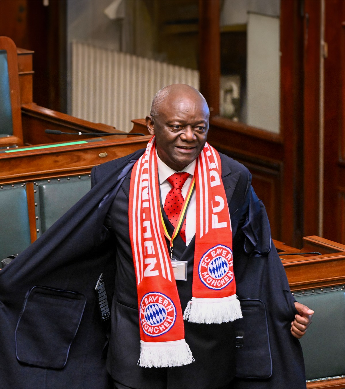 Tatăl lui Kompany, gest în Parlament Cum a sărbătorit părintele antrenorului de la Bayern Munchen calificarea în semifinalele Ligii Campionilor