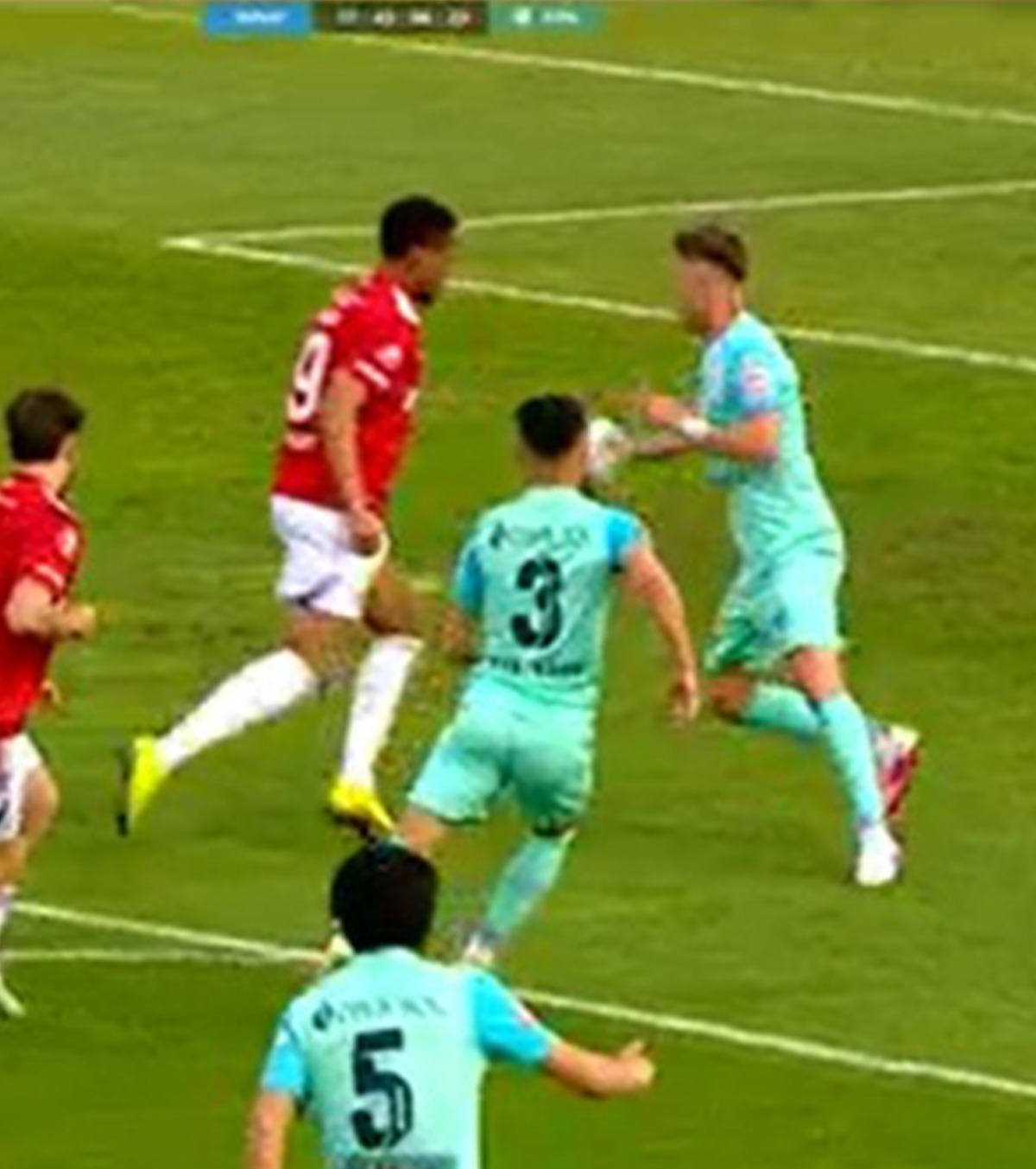 Fază analizată 6 minute la VAR!  FOTO: Penalty controversat în Oțelul - UTA Arad. Mihalcea, criză de nervi pe margine