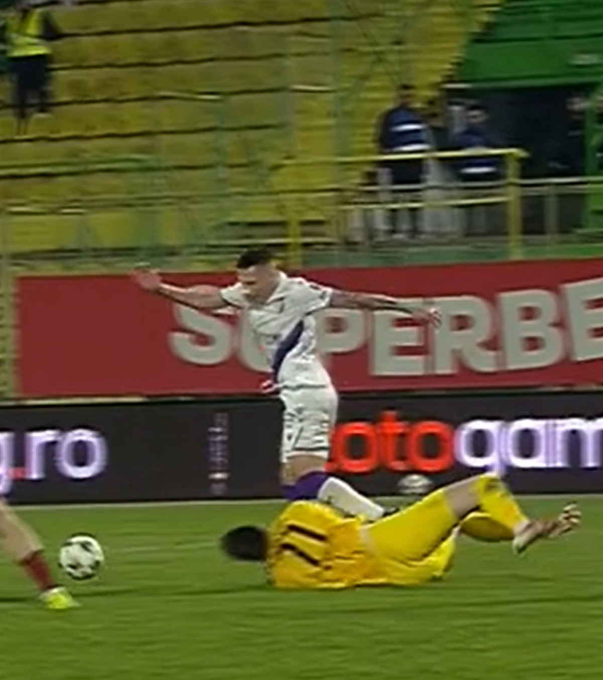 Kovacs, de neînțeles FOTO. Fază controversată în CFR Cluj - FC Argeș : „Pentru ce?”