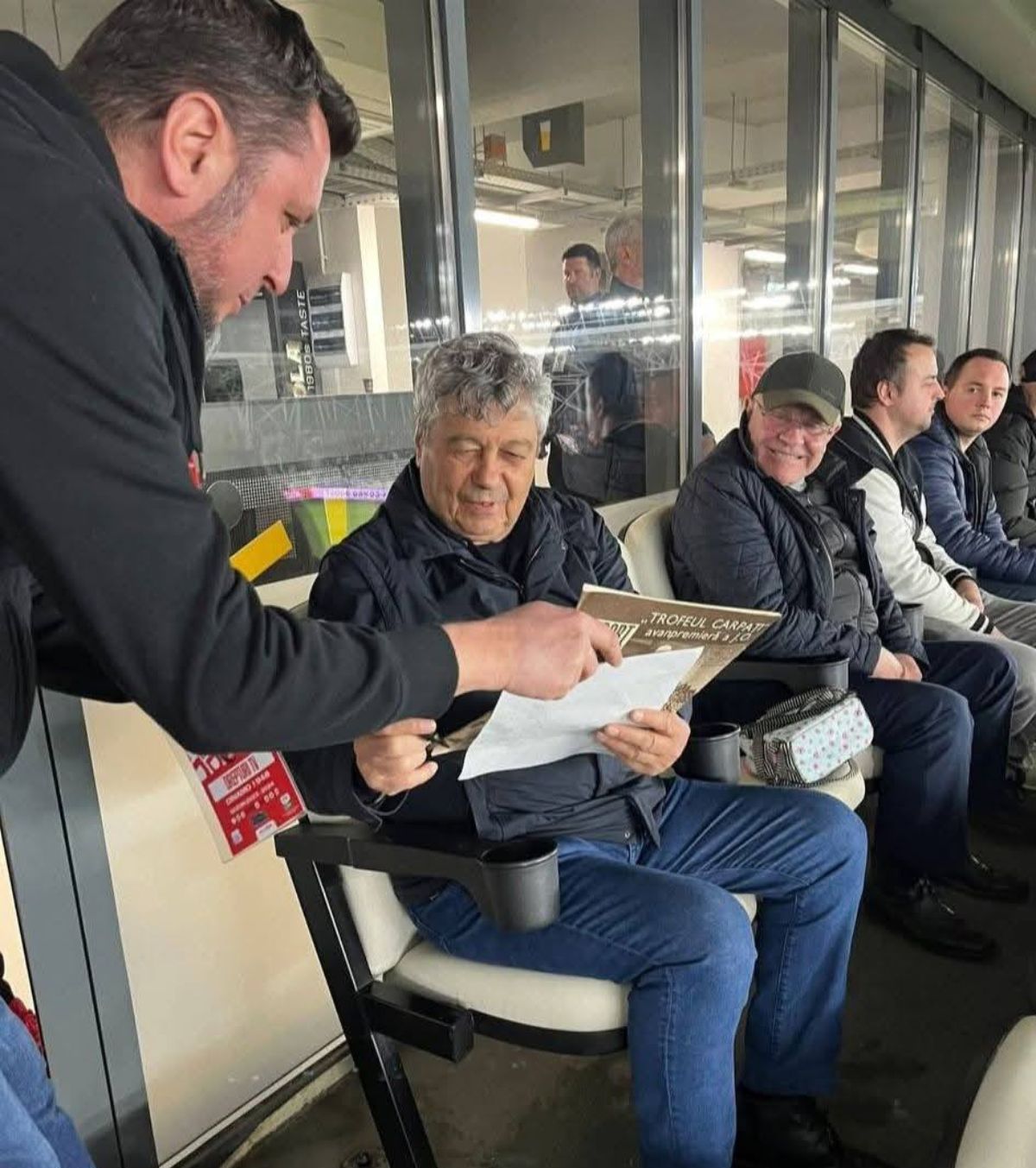 Comemorat pe „Arcul de Triumf” Scaunul pe care Mircea Lucescu obișnuia să stea va rămâne gol, în memoria fostului selecționer + Ce alte inițiative au fost anunțate