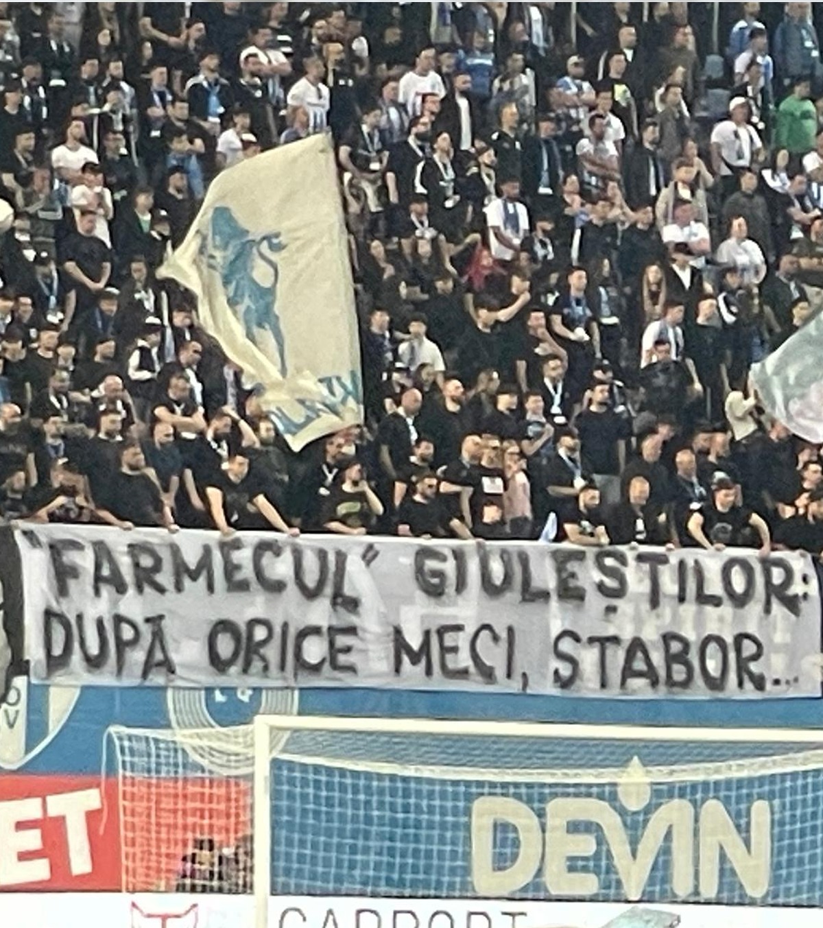 Un alt banner afișat de fanii Craiovei