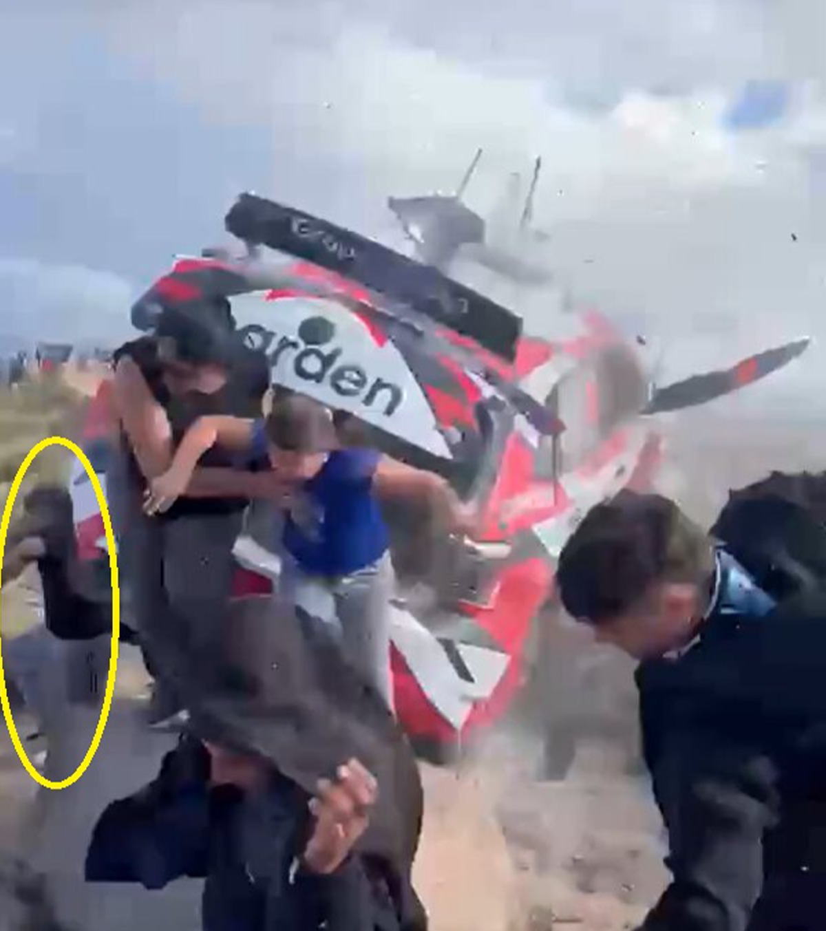 Tragedie în lumea raliurilor VIDEO. Mașina s-a răsucit de șase ori în aer! Izbit în plin, un spectator a murit