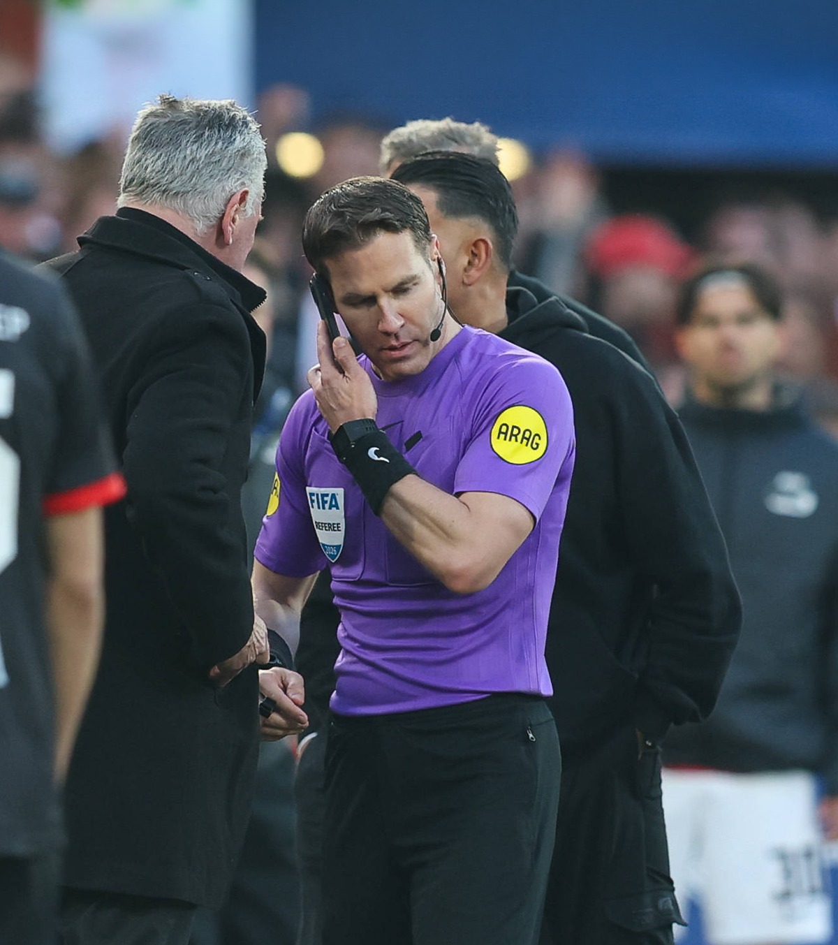  Moment fără precedent FOTO. „Centralul” finalei Cupei Olandei, surprins în timp ce vorbește la telefon în timpul meciului!