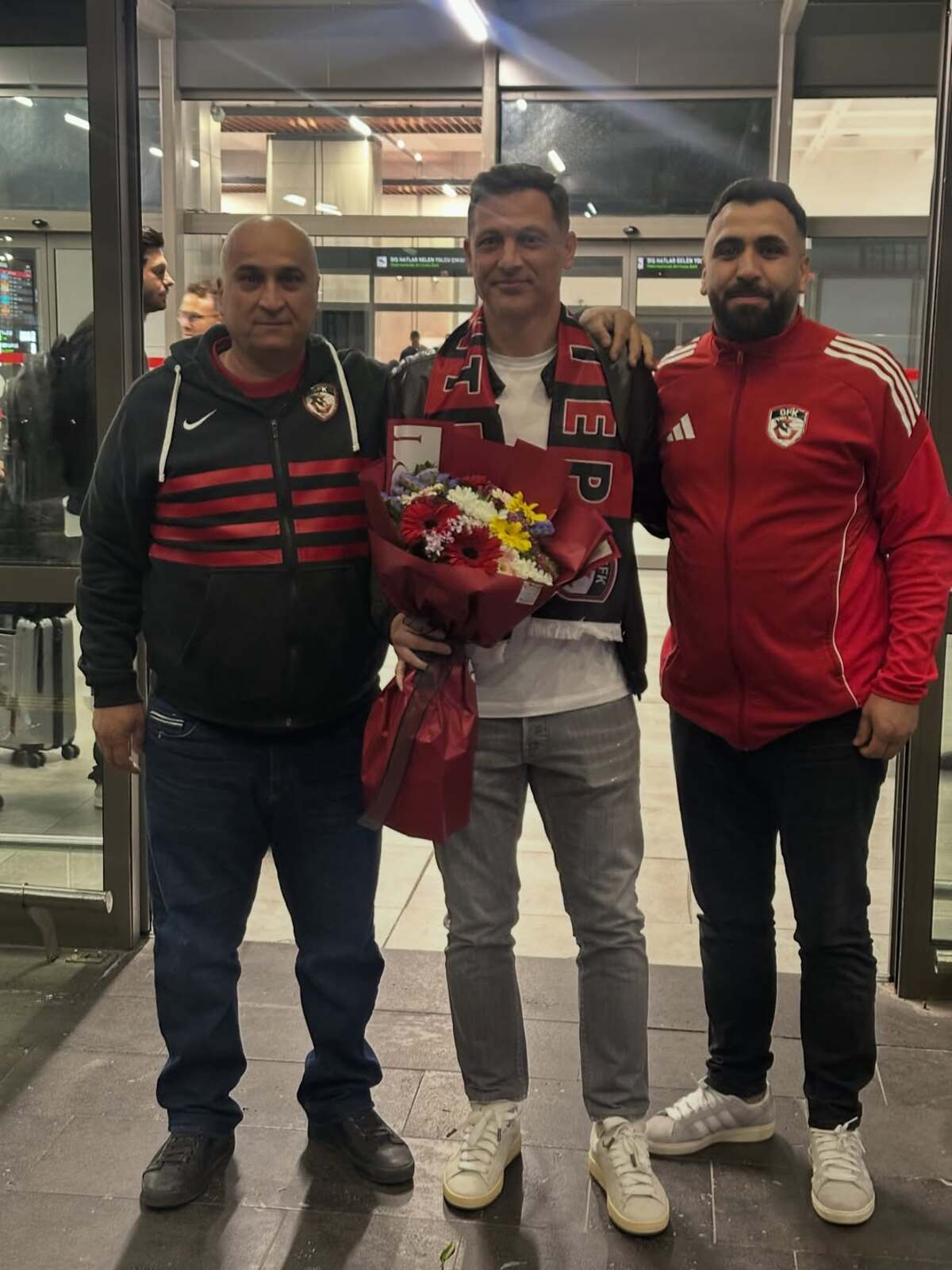 Cum a fost întâmpinat Rădoi FOTO+VIDEO. Surpriza care l-a așteptat pe antrenorul român la sosirea în Turcia