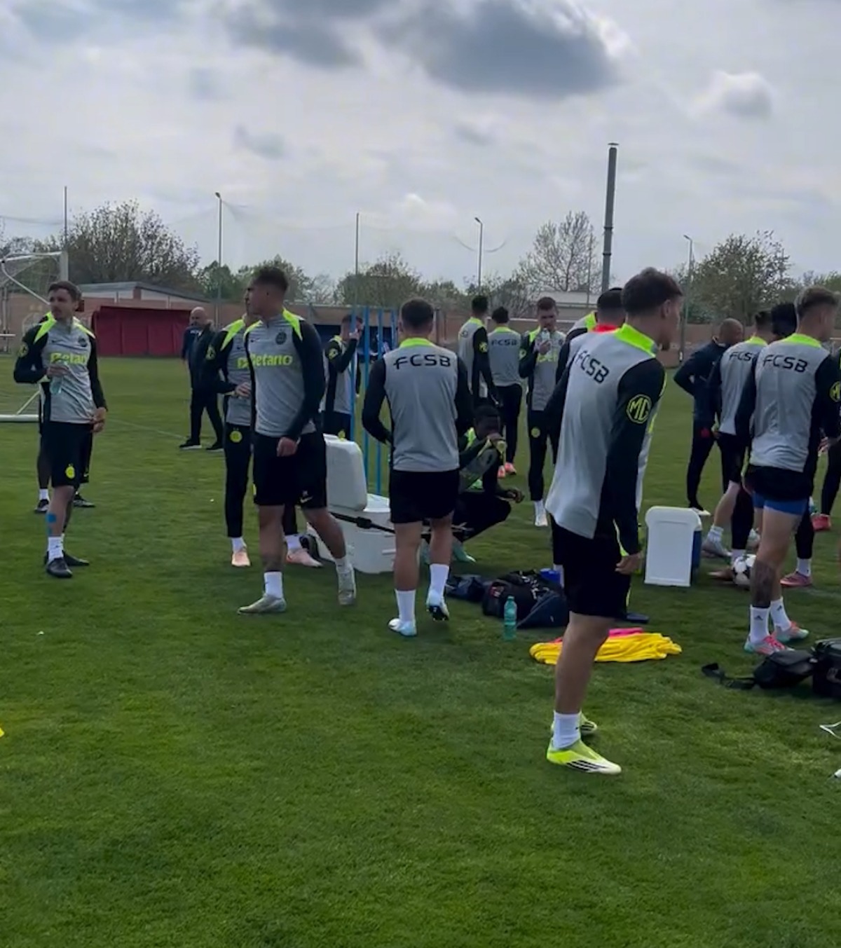 Primul antrenament fără Rădoi VIDEO: Cu cine s-au pregătit, miercuri, jucătorii celor de la FCSB, rămași din nou fără tehnician