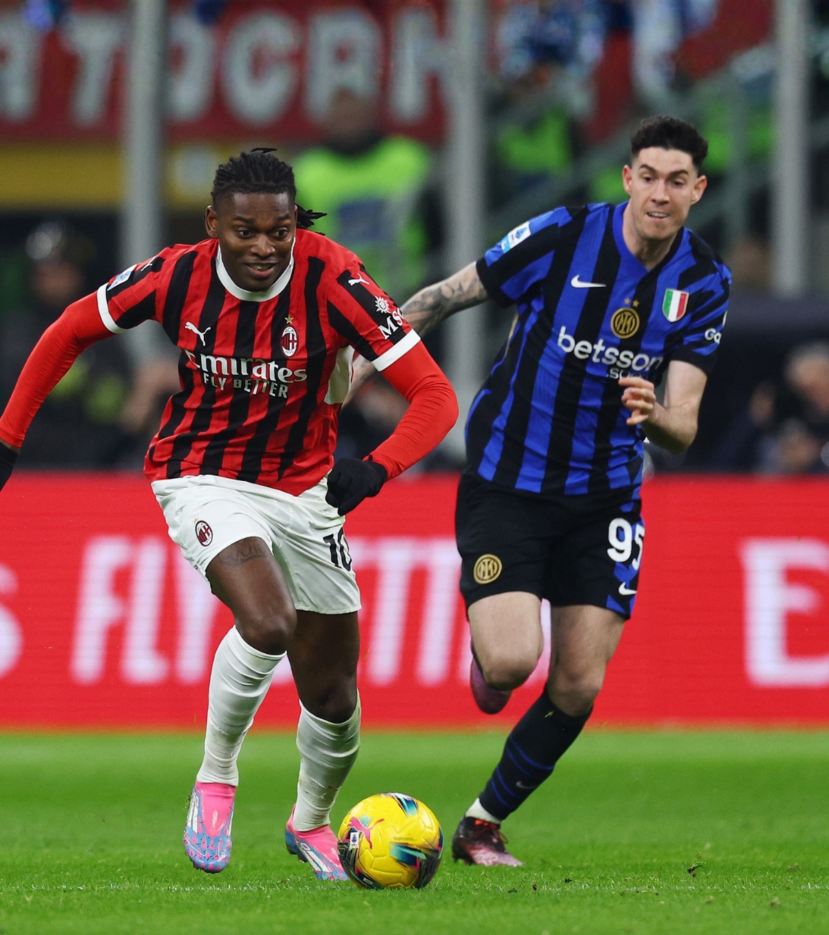 Leao, duel cu Bastoni într-un derby Milan - Inter. Foto: Imago