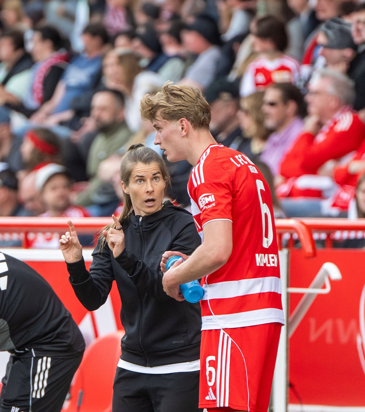 „Trebuie să le dai un șut în fund” Povestea primei femei antrenor în TOP 5 Europa la fotbal masculin: „Nu sunt o șmecherie de PR”