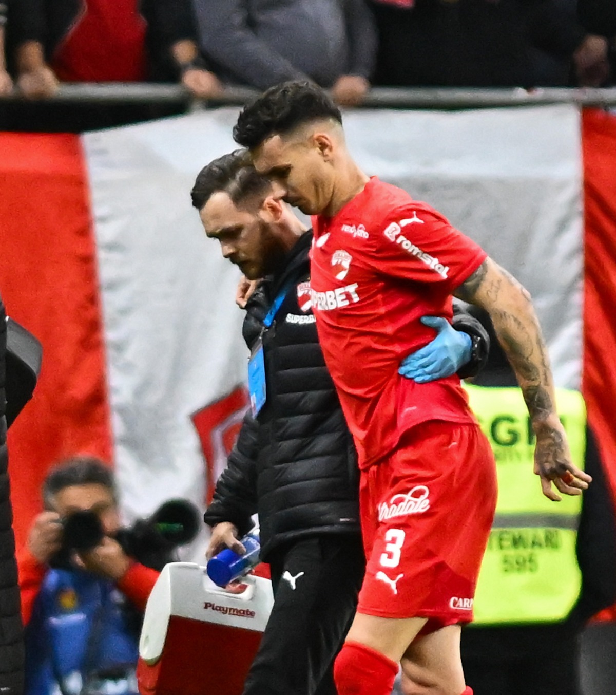 Cad „câinii”! FOTO. Dinamo i-a pierdut pe  Mărginean și Opruț după 30 minute în semifinala Cupei cu Craiova