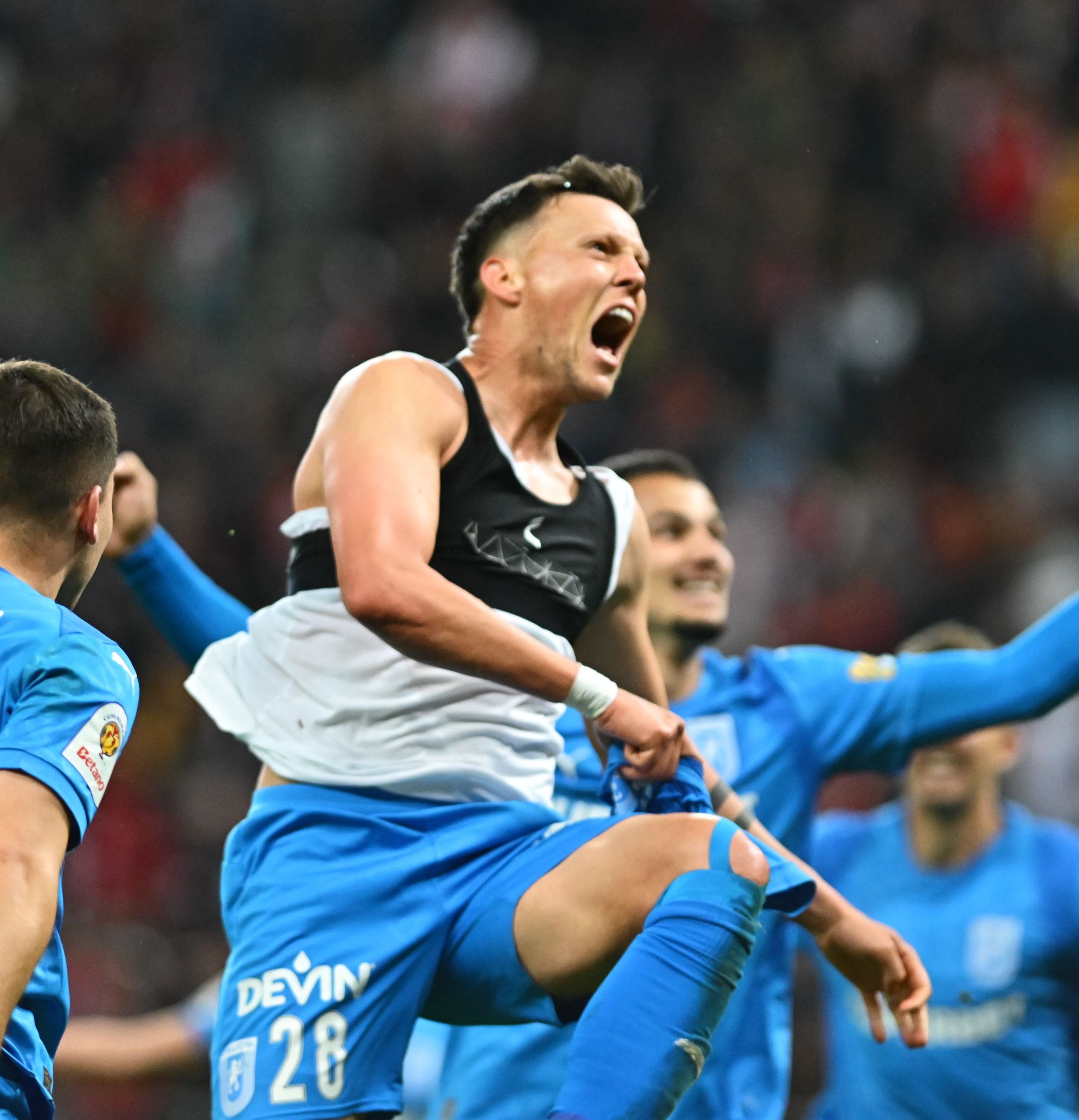 Jocul stoperilor și al unui portar Numai fundașii puteau marca în semifinala Dinamo - Craiova. Rus s-a bucurat la final. L-a ajutat Popescu, erou la 11 metri