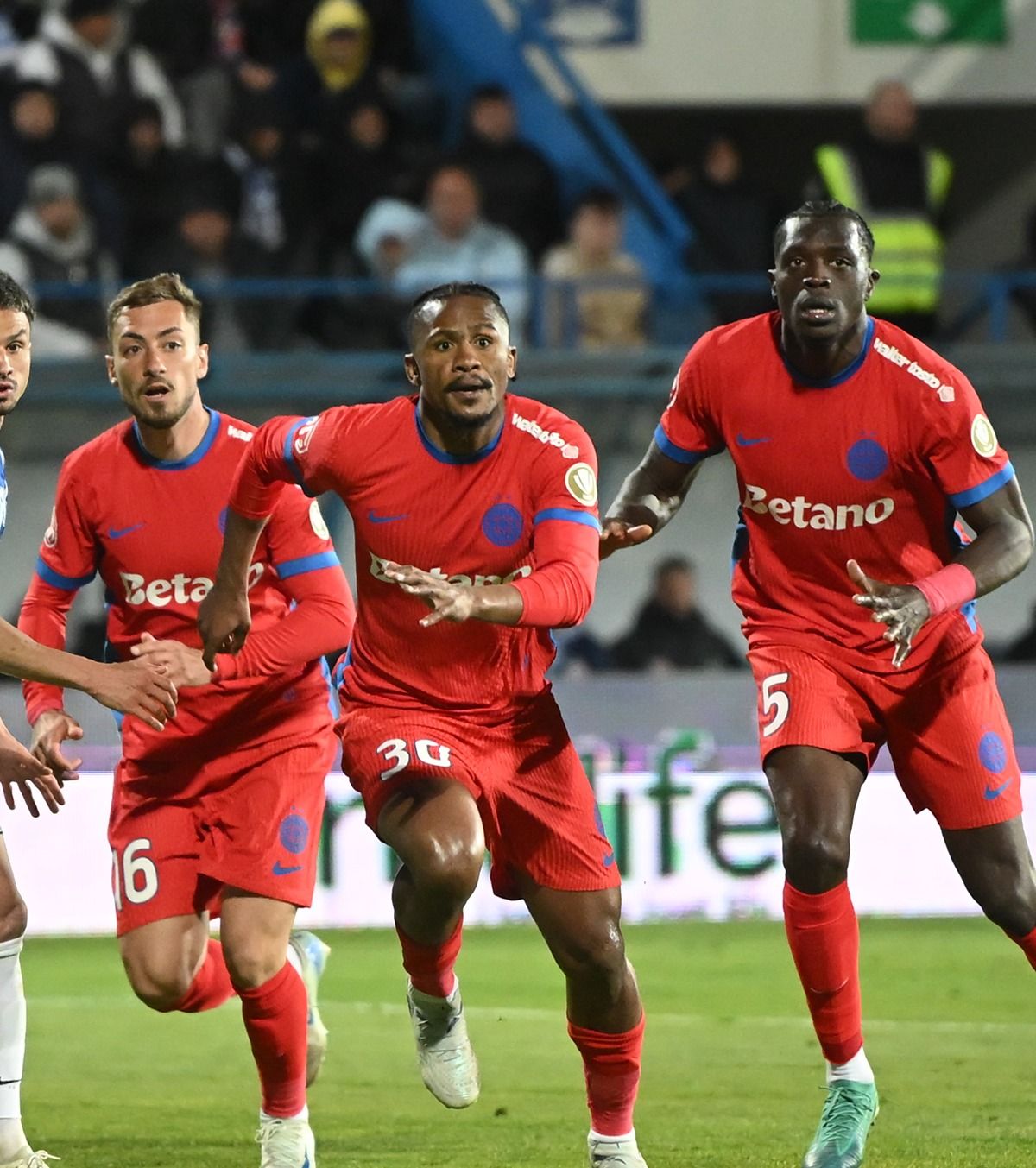 „Fractură la coaste”  Vedeta FCSB, OUT până la finalul play-out-ului! Poate rata Mondialul