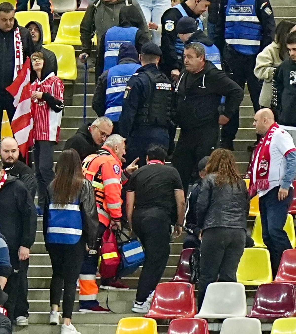 Momente de panică pe Arena Națională  FOTO. Unui fan i s-a făcut rău pe stadion înainte de Dinamo - Rapid