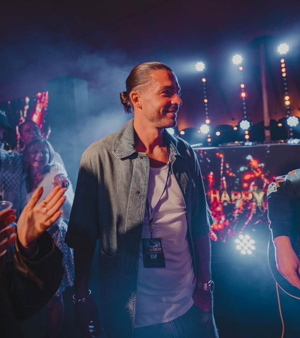 Grealish a comis-o din nou! FOTO.  Starul englez a băut până a adormit, într-un bar din Manchester