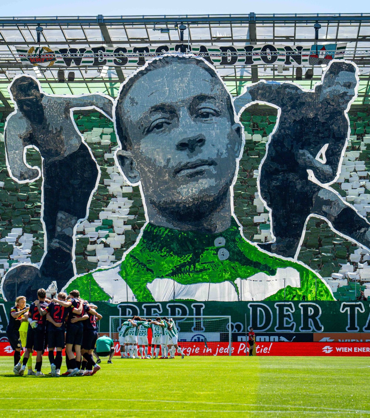 Imagini spectaculoase din Austria FOTO.  De ce a apărut chipul fostului selecționer al României în scenografia de la Rapid Viena - Salzburg