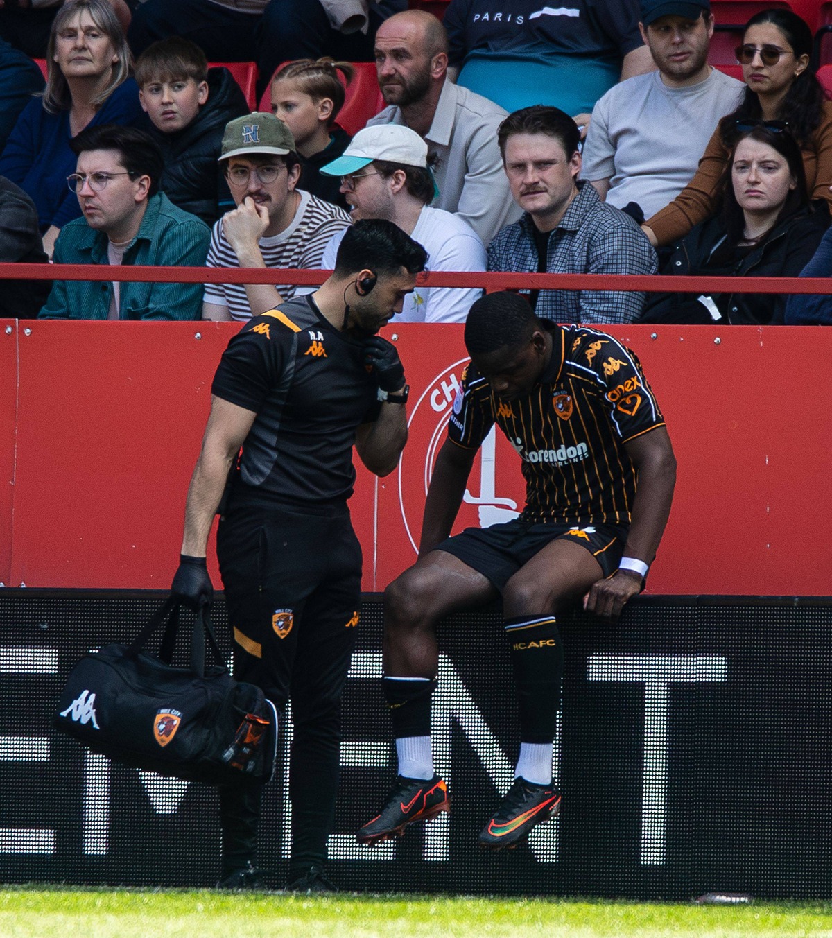 Coșmarul unui fotbalist A revenit pe teren după 424 de zile și a suferit o nouă accidentare gravă după doar 10 minute