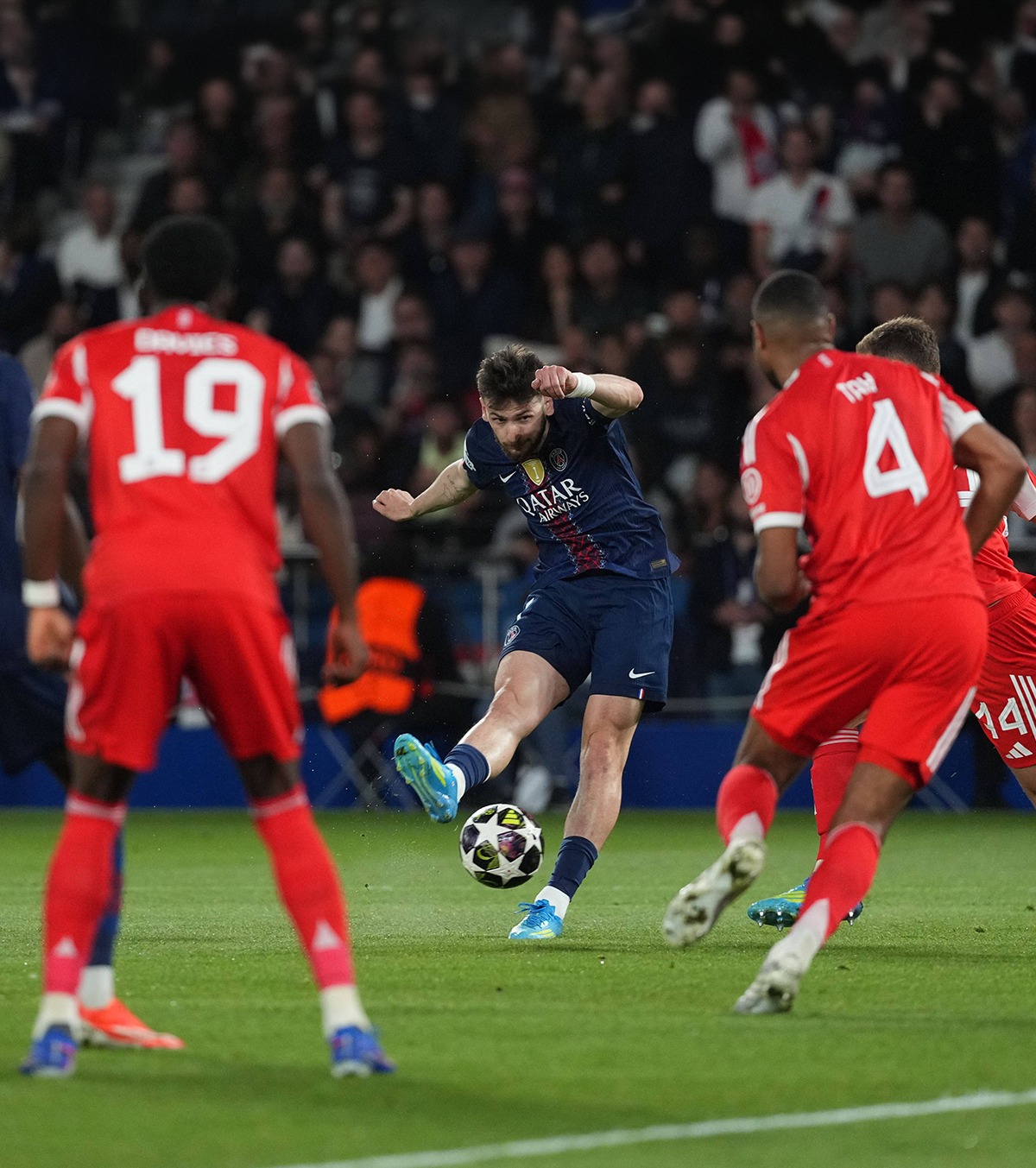 PSF, 100% eficiență Un meci de atac perfect al campioanei Europei în fața lui Bayern. „Știu de câte goluri avem nevoie să ne calificăm!”