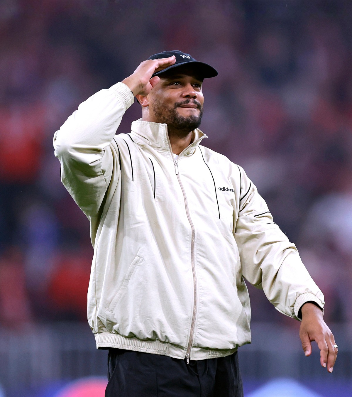 „Cum să-l lași să se îmbrace așa?”  FOTO. MM Stoica, indignat de ținuta lui Kompany: „O ofensă la adresa spectatorilor”