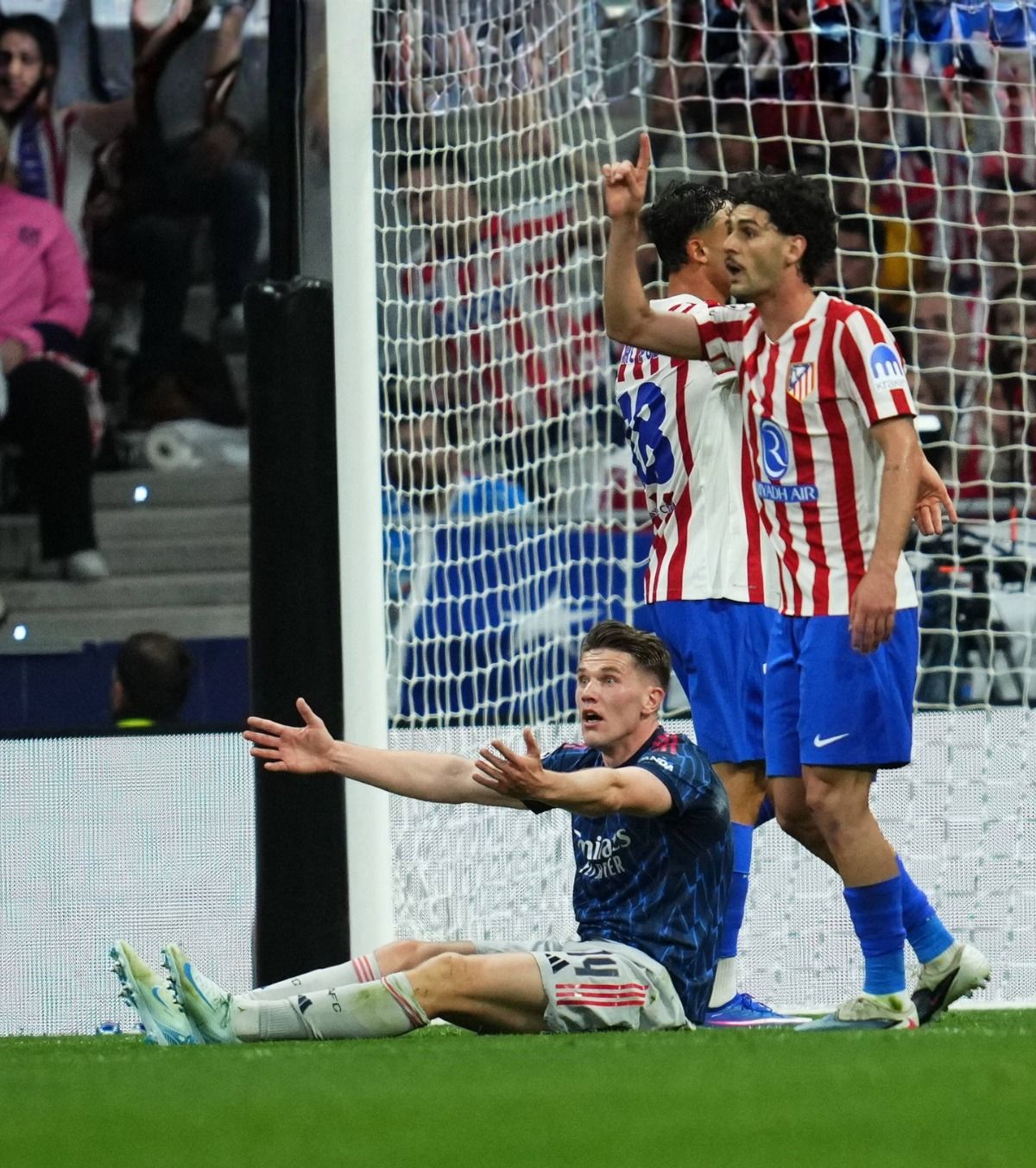 Verdictul specialistului FOTO. Un fost arbitru spaniol a analizat fazele controversate din Atletico Madrid - Arsenal: „Nu e penalty!”