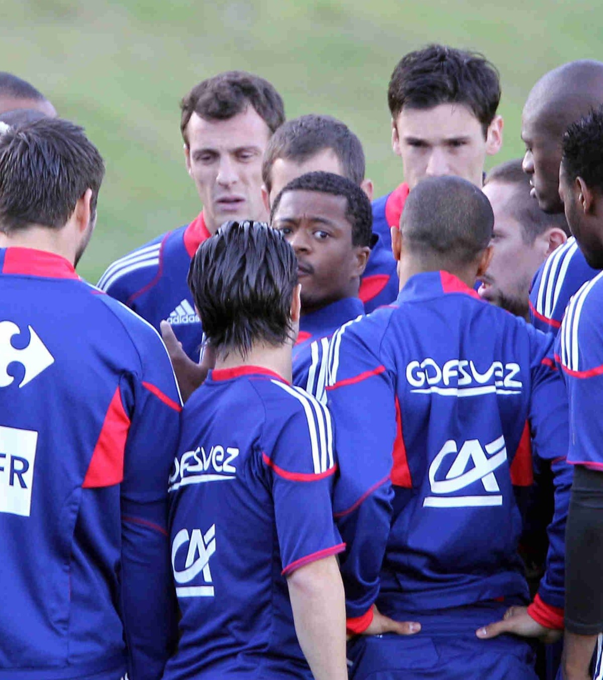 Patrice Evra, căpitanul Franței la acel Mondial, în mijlocul jucătorilor, înainte de a părăsi terenul la cantonamentul albaștrilor din Africa de Sud. Declanșarea grevei. Foto: Imago