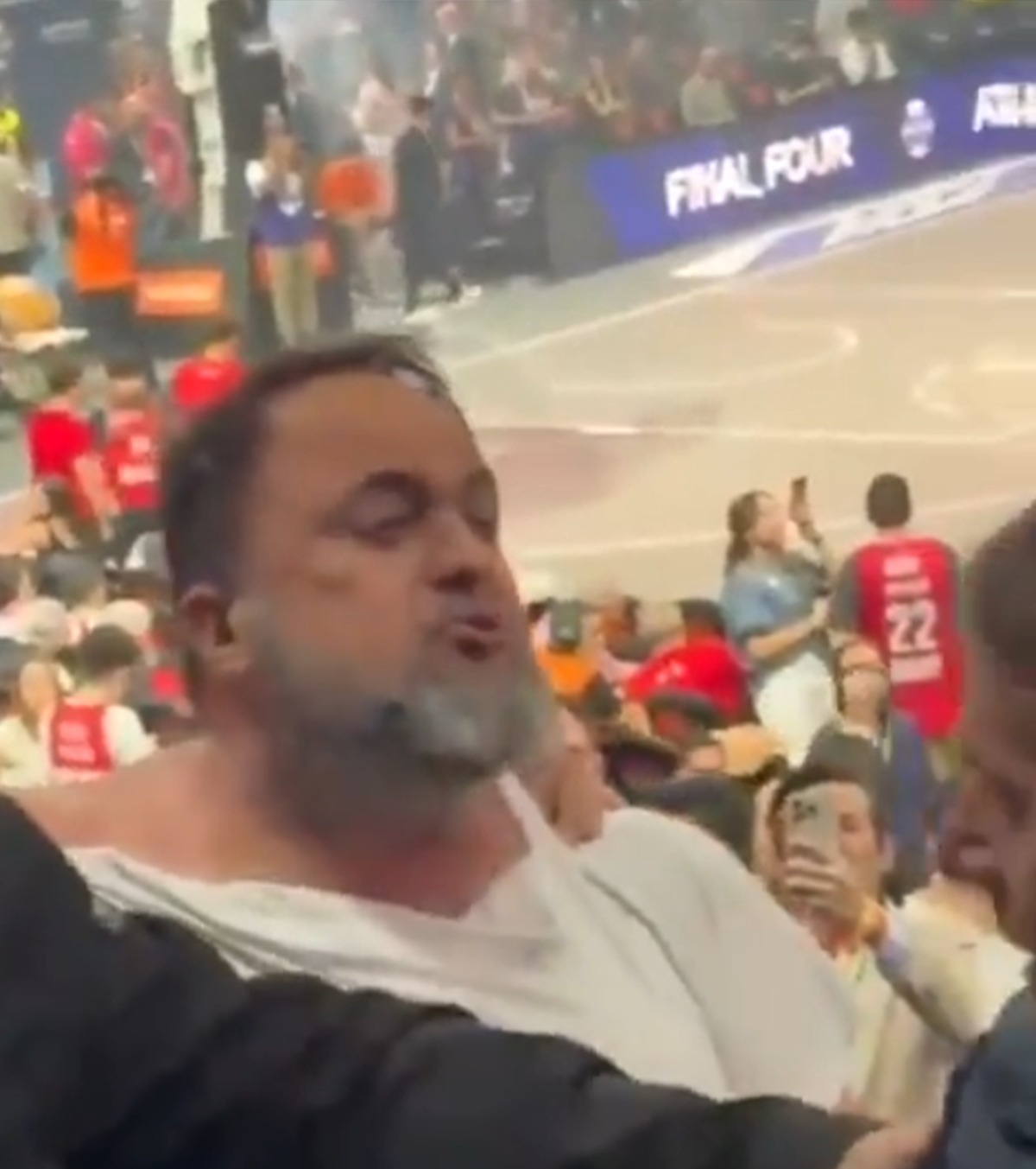 Scandal la finala Euroligii Patronul de la Nottingham Forest și Olympiacos s-a ales cu tricoul rupt după un incident în zona VIP: „M-a scuipat. I-am dat o palmă”