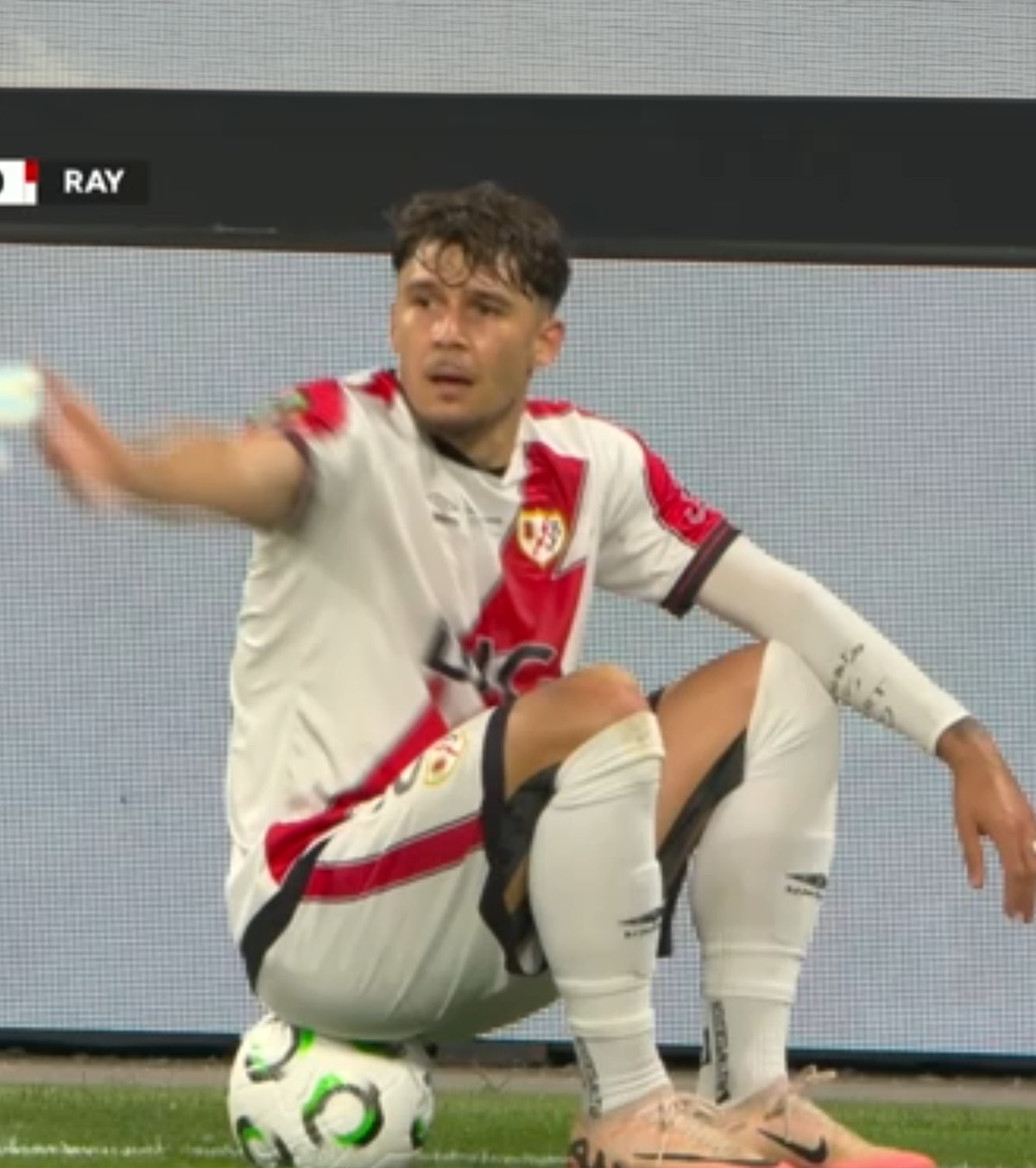 Rațiu, ca Yamal și Neymar FOTO. Gestul fundașului român în finala Conference League » Jocul a fost oprit timp de câteva minute