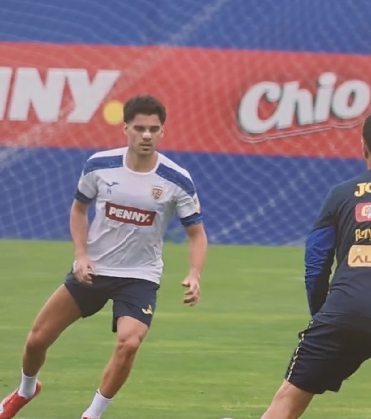 Ce tricou a luat Ianis Hagi VIDEO. La primul antrenament sub comanda tatălui său, mijlocașul a avut numărul lui Johan Cruyff