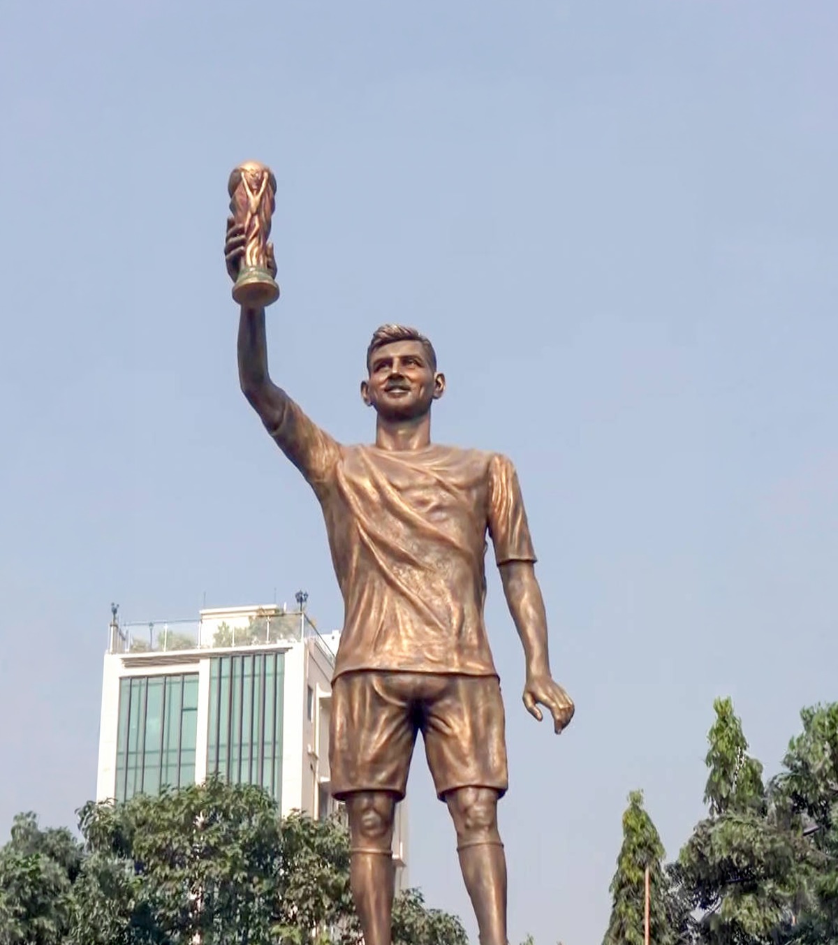 Statuia lui Messi, demontată Monumentul dedicat argentinianului a fost declarat nesigur: „Se leagănă când bate vântul”
