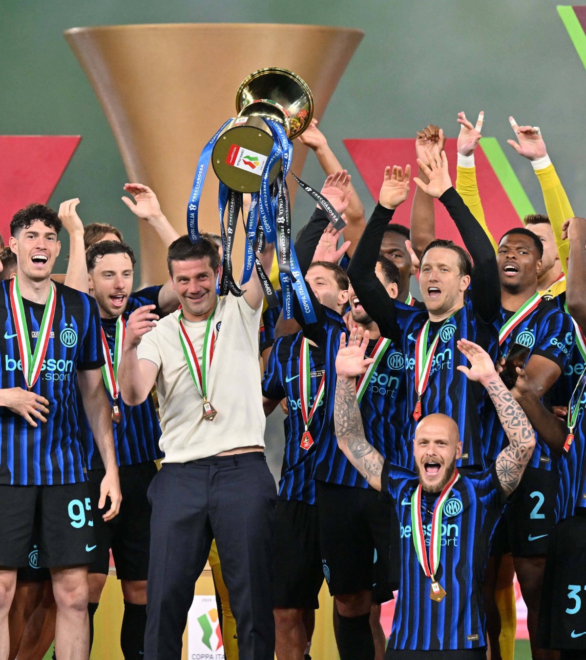 Vedeta lui Chivu, la Real Madrid! „Galacticii” plătesc o sumă infimă pe jucătorul de bază al lui Inter » Ce alte ținte mai au spaniolii