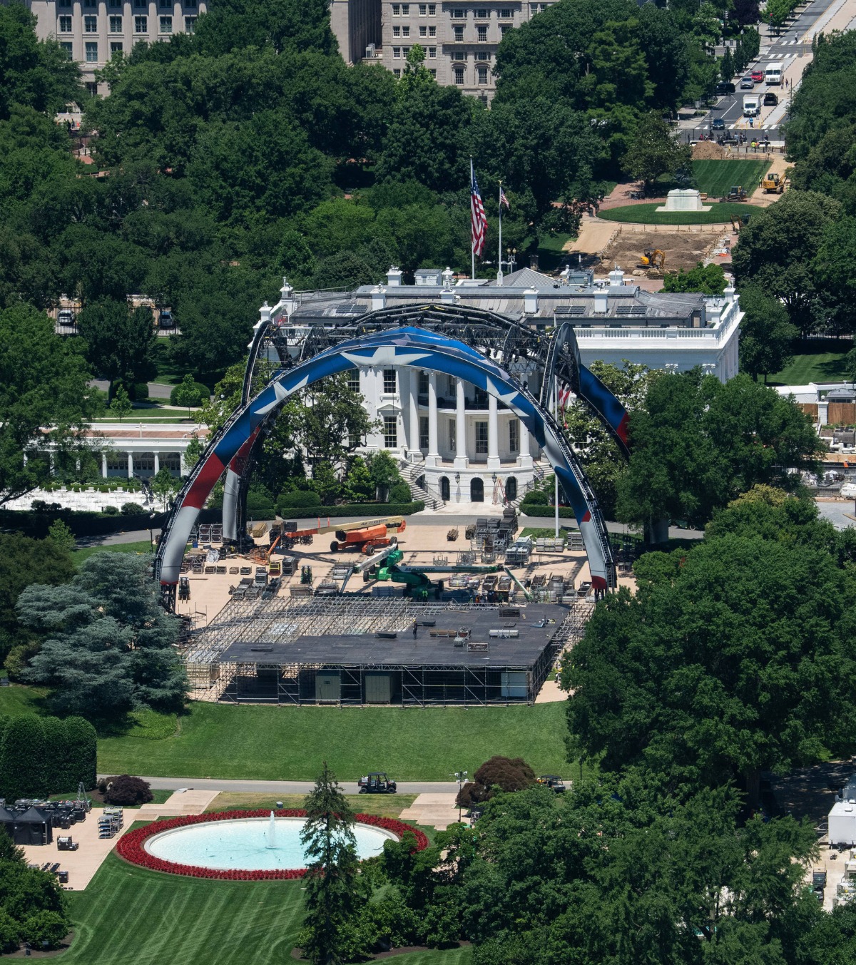 „Poate nu o vom demonta” FOTO. Donald Trump are planuri de viitor cu  arena UFC din curtea Casei Albe » O compară cu Turnul Eiffel