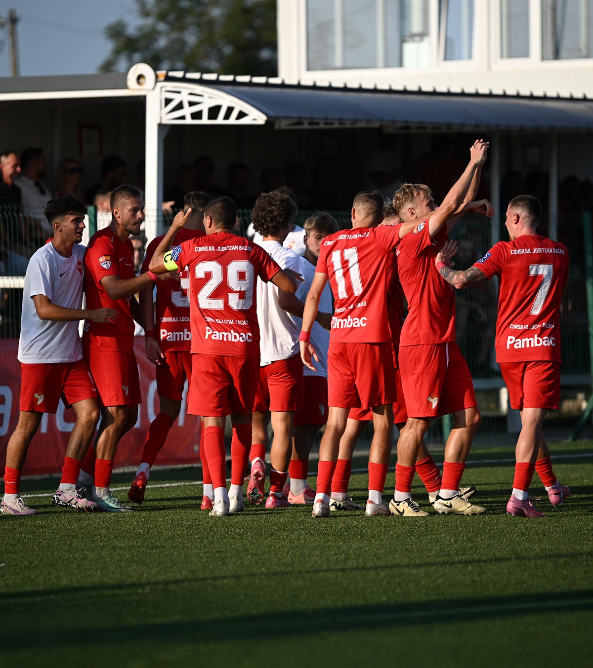Probleme mari la FC Bacău Clubul patronat de cei mai bogați investitori din fotbalul românesc nu a primit licența pentru Liga 2 » Ce s-a întâmplat