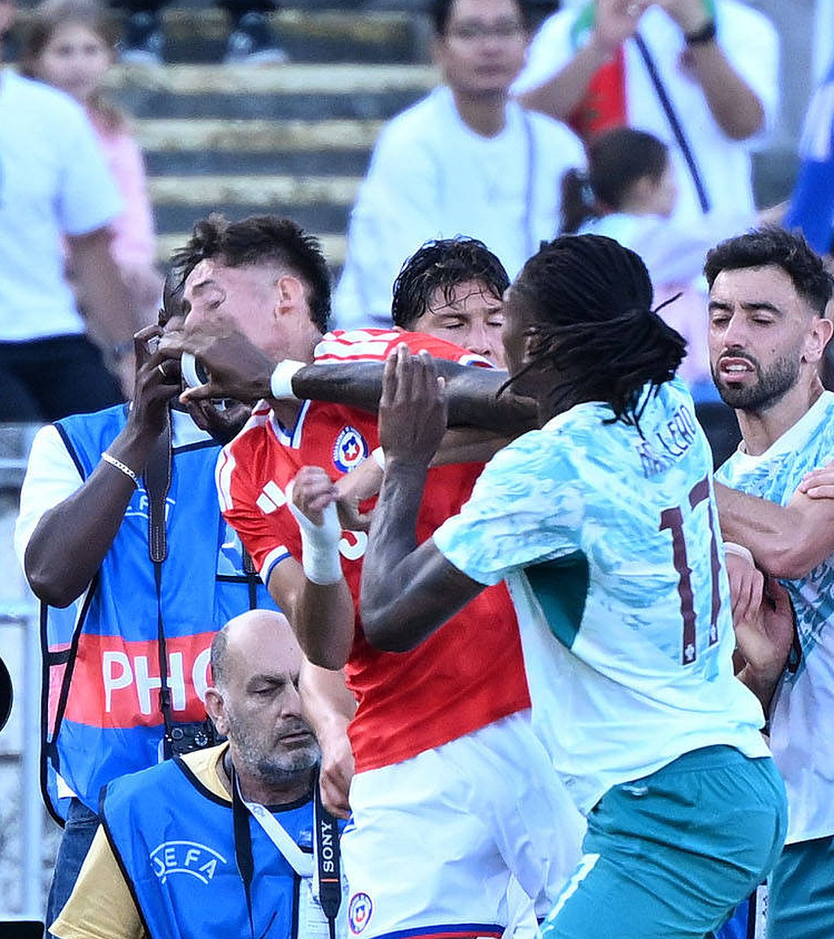 Suspendat la Mondial? FOTO-VIDEO. Rafa Leao s-a bătut cu un adversar în amicalul Portugalia - Chile. Ce riscă după eliminare