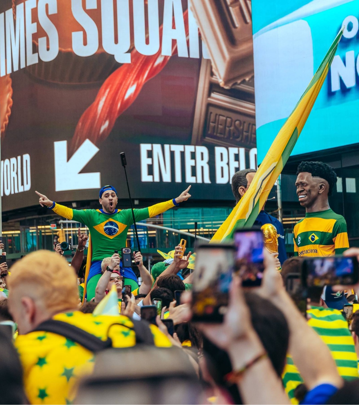 Imagini senzaționale din Times Square! VIDEO: Fanii brazilieni și marocani au luat cu asalt străzile din New York » Nici furtuna nu a oprit sărbătoarea